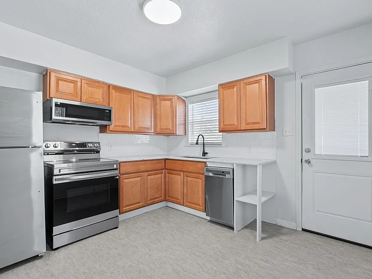 105 Riverside Dr — Photo 2