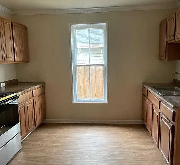 822 E Sycamore St — Photo 8