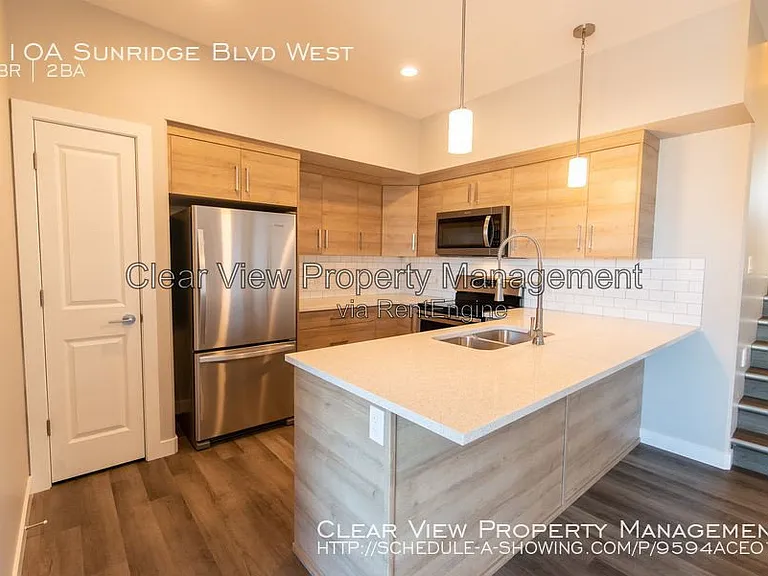 98 Sunridge Blvd W #UPPER LEVEL — Photo 2