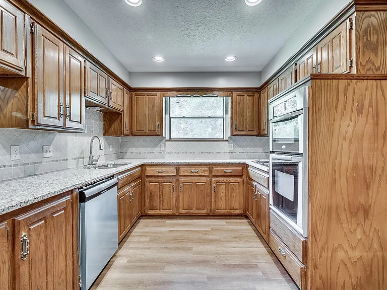 1111 Robin Hood Ln — Photo 7