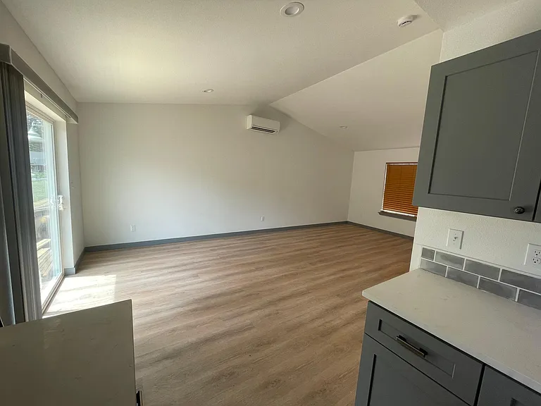 759 Central Ave E — Photo 8
