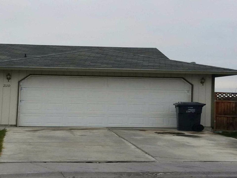2nd image of 210 E Lilac Pl