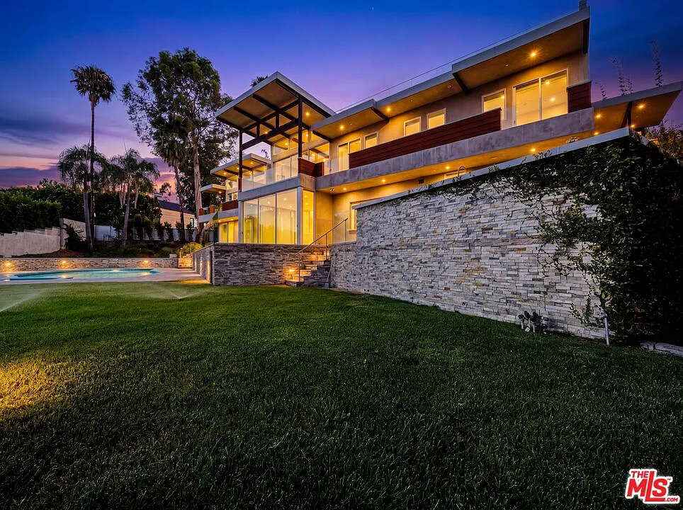 7 bed, 7.0 bath, 7000 sqft, $32,500 — Photo 2