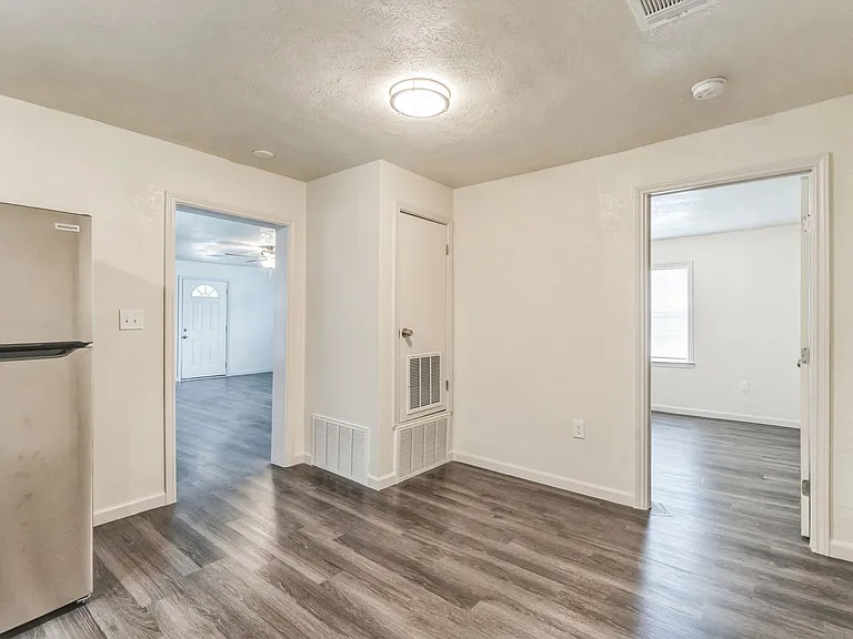 101 W Schreiner St — Photo 22