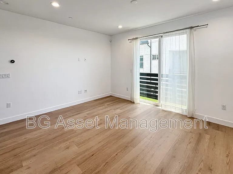 3909 Wattling St — Photo 8