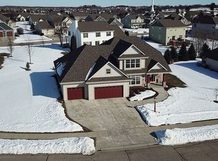 1289 Winterberry Rd, Oconomowoc, WI 53066