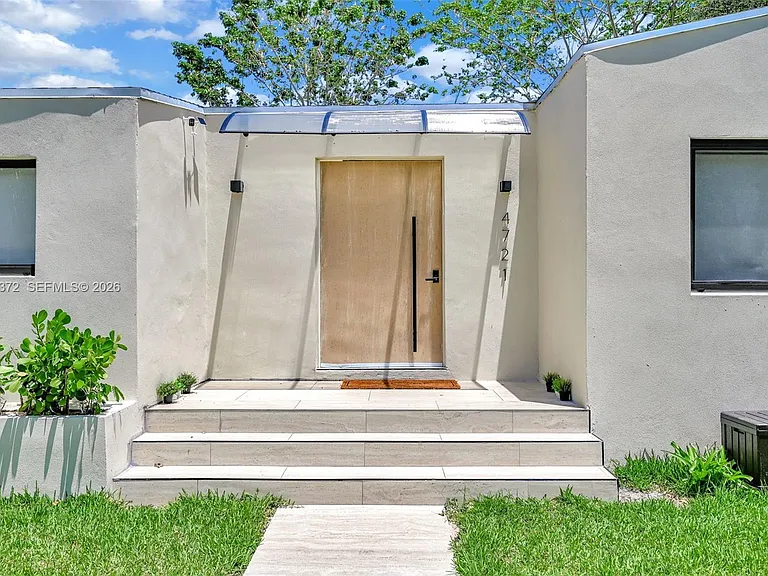 4721 NW 6th Ave — Photo 3