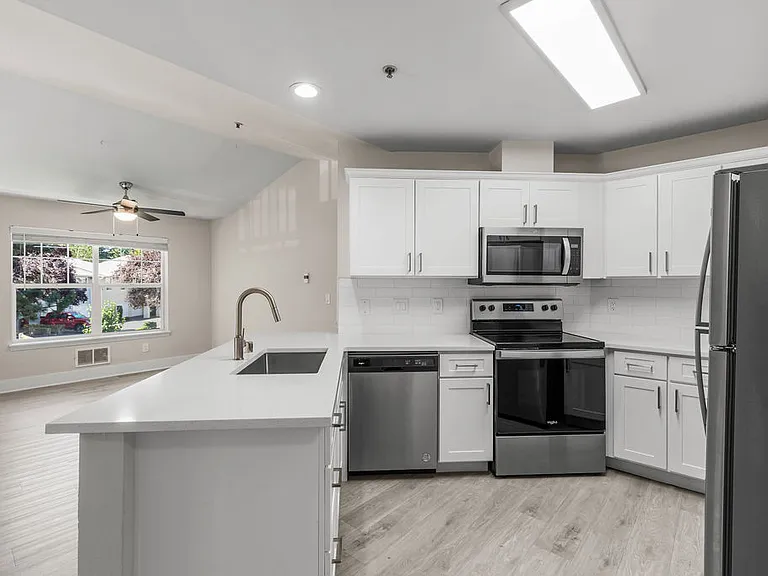 Bradley Park Apartments — Photo 59