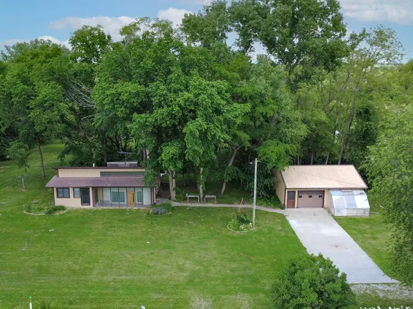 2403 Picard Dr, Tracy, IA 50256