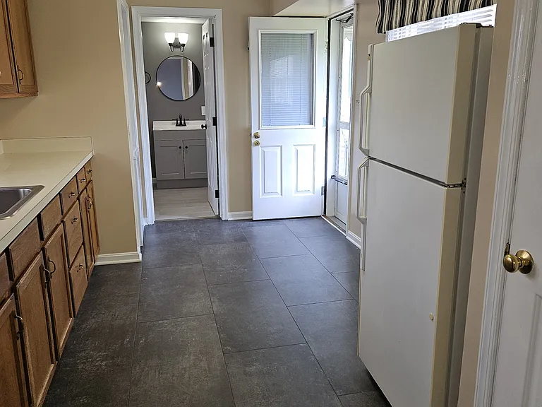 208 E Main St — Photo 6