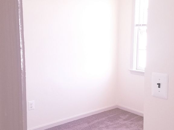 Bedroom w/lots of sunlight