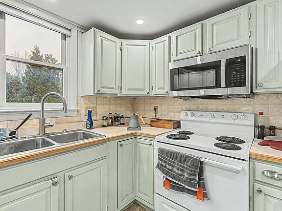 4th image of 120 Allen Road