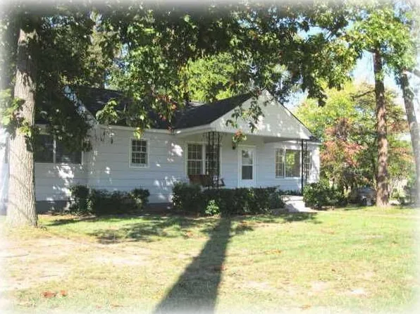 18 Lawrence Dr, Rossville, GA 30741