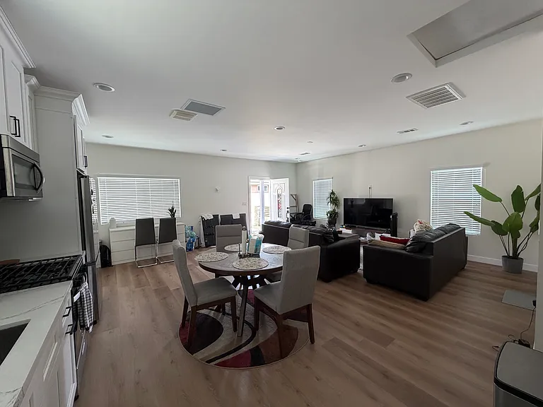7823 Santa Monica Ave — Photo 9