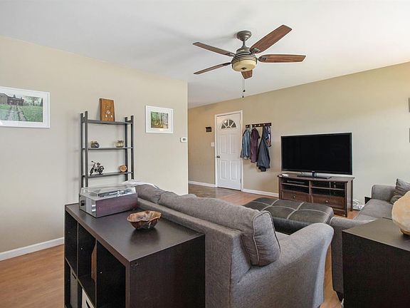 3rd image of 440 Argyle Cres