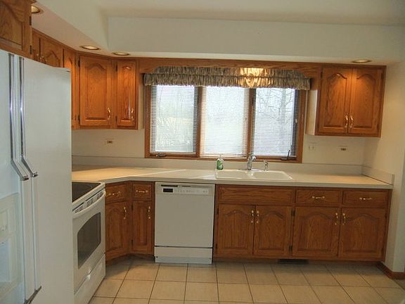 4th image of 16430 Sharon Ct