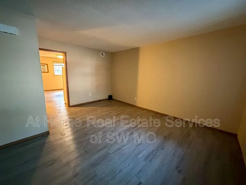 2 bed, 1.0 bath, $930 — Photo 3
