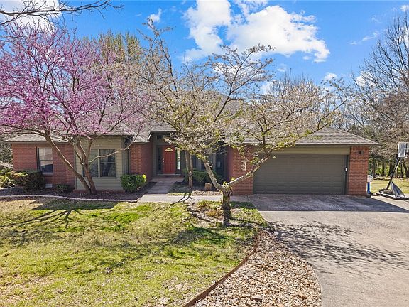 4th image of 1109 E Heath Dr