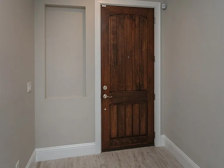 665 E Jackson St — Photo 4
