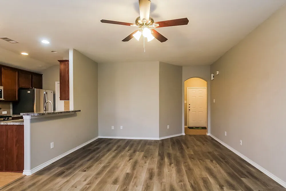 3 bed, 2.0 bath, 1394 sqft, $1,700 — Photo 4