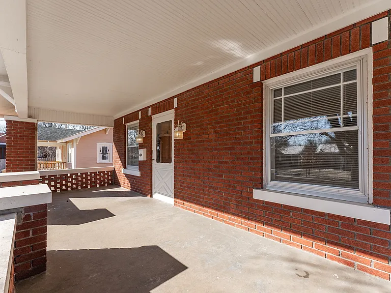 523 E Delmar St — Photo 4