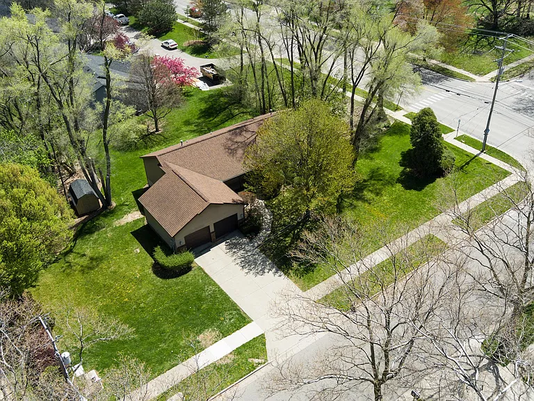1220 Worcester Dr NE — Photo 2