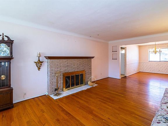 4th image of 2949 Chevron Dr