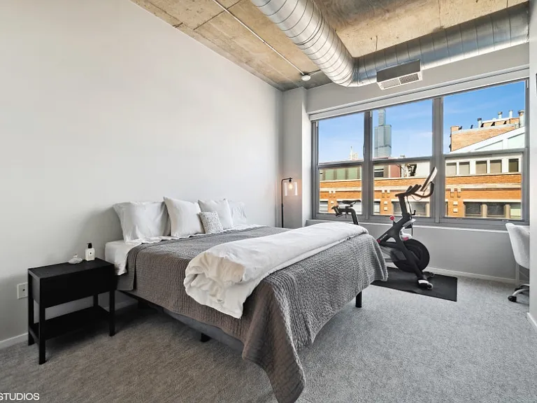 933 W Van Buren St #804 — Photo 14