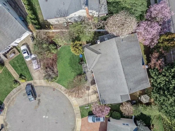 1 Ardsley Circle, Rockville Centre, NY 11570