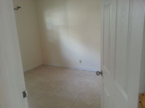 4th image of 2705 NE 9th Ave APT 103
