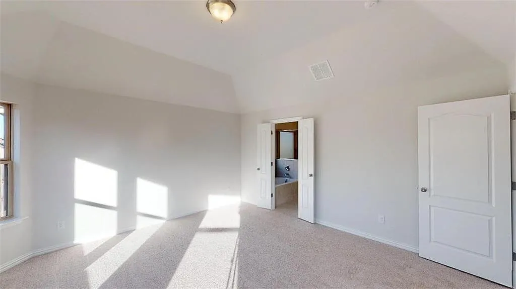 4 bed, 2023 sqft, $2,599 — Photo 2