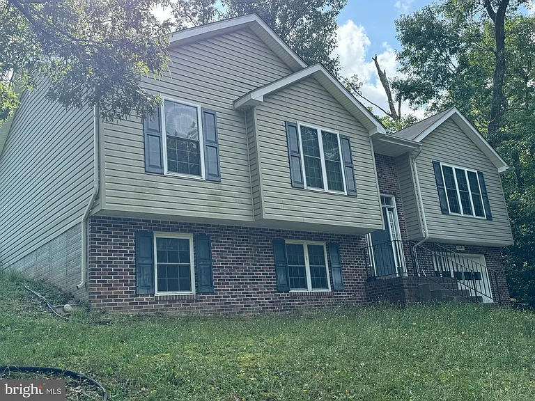 23047 Gunston Dr — Photo 2