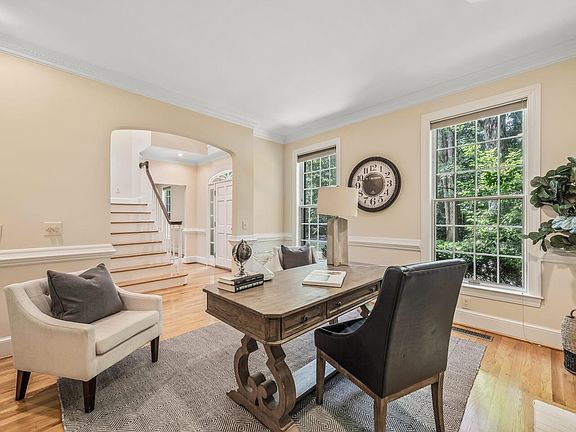 4th image of 100 Huntington Dr