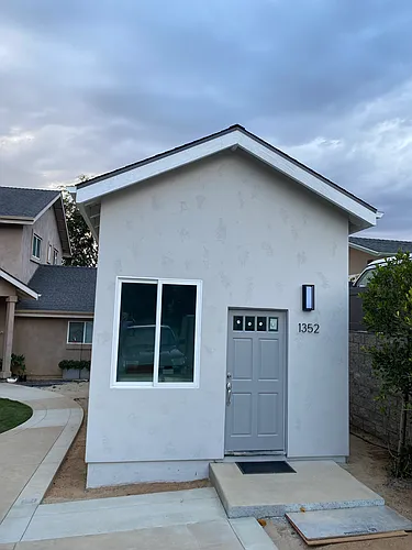 1352 Oak Ave Photo 1