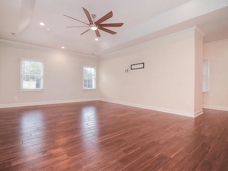 301 W Kingston Ave — Photo 3