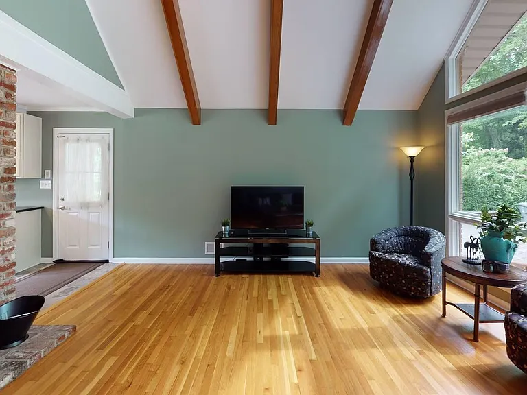 300 Holly Dr — Photo 1