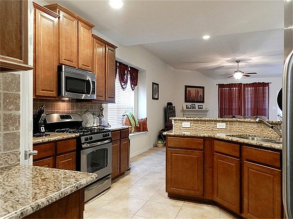 Kitchen has granite counters...