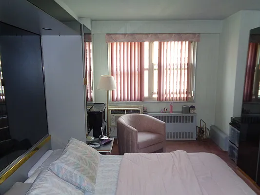 Sold by Thomas Lipovetsky, LREB | media 46