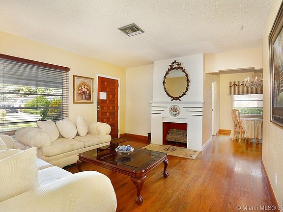 5th image of 841 Granada Groves Ct