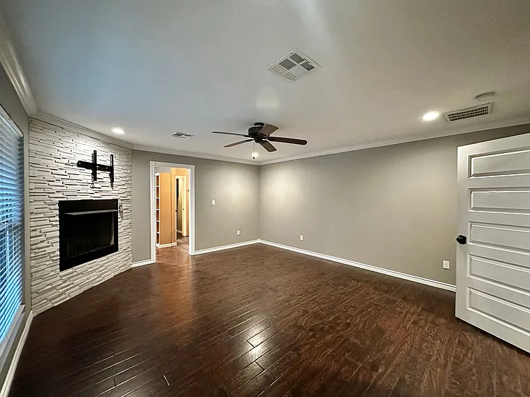305 NW 35th St — Photo 3