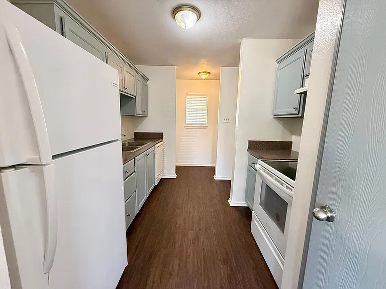 15210 Oaks West Dr — Photo 4