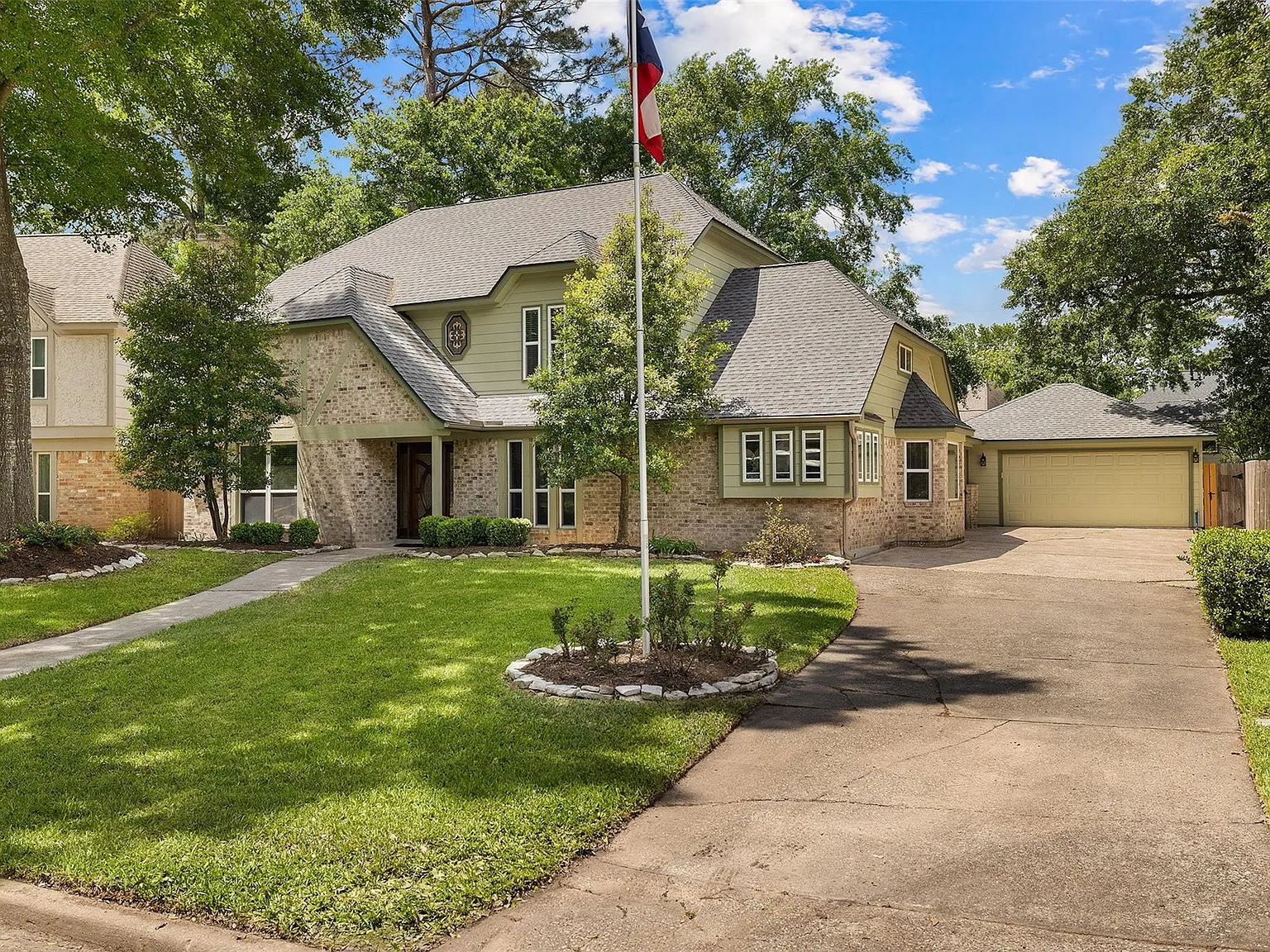 4 bed, 2.5 bath, 2876 sqft, $2,500 — Photo 4
