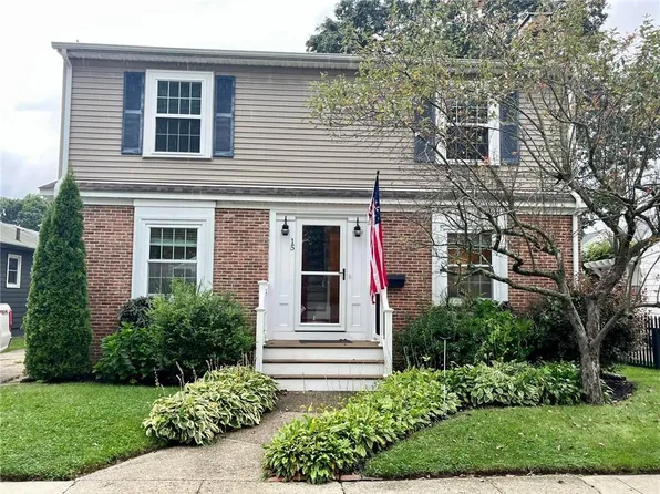 15 Parkside Dr, Warwick, RI 02888