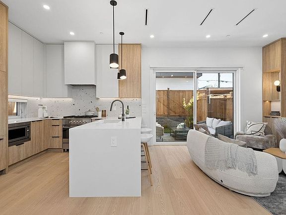 4th image of 2752 Graveley St #2