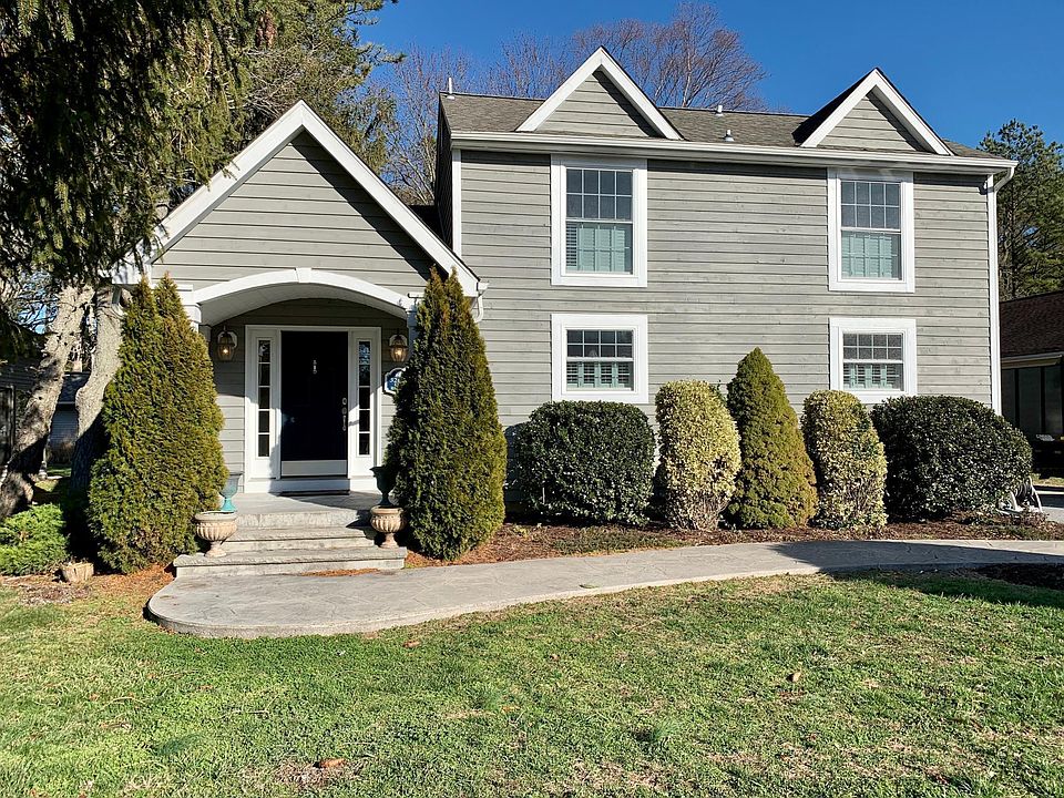 Charming front of ideally located home in Ocean View, Delaware. Just 1 mile to beaches and boardwalks, and situated on the beautiful Assawoman Canal