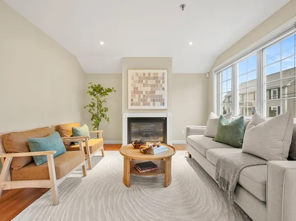 40 Myrtle St APT 9, Waltham, MA 02453