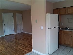 3rd image of 117 Glenridge Pl APT D