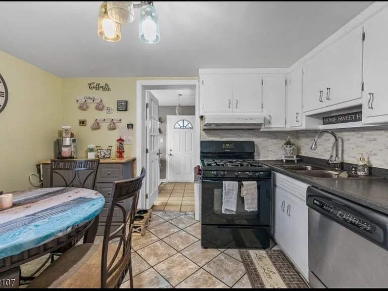 631 Meadow St #1 — Photo 6