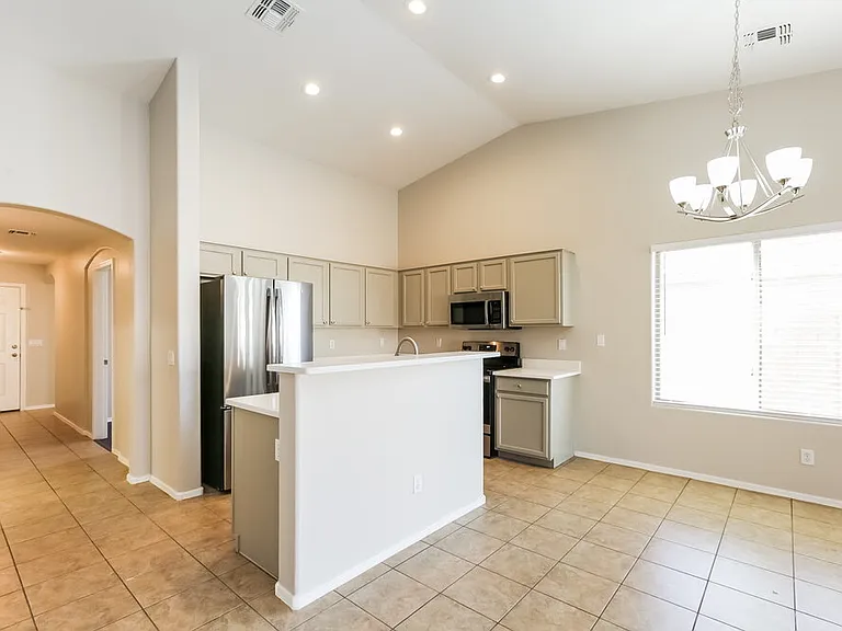 6622 S 23rd Ave — Photo 6
