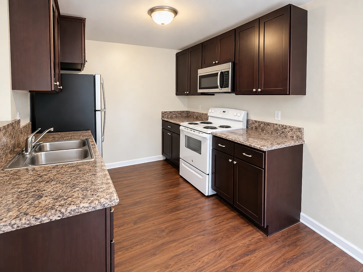 3 bed, 1050 sqft, $3,000 — Photo 3